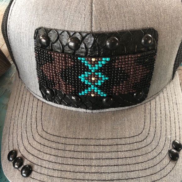 🦚 NWT Beaded Leather Stitching Trucker Snapback - Picture 3 of 4